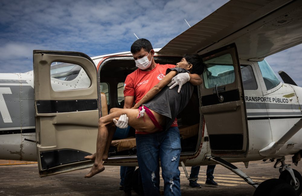 BRA0x. BOA VISTA (BRASIL), 29/01/2023 -  Una mujer yanomami con malaria  grave y señales de desnutriciónrecibe asistencia tras  llegar en un avión en un aeropuerto en la ciudad de Boa Vista, capital de Roraima, Brasil, el 29 de enero de 2023. El Gobierno ha declarado una emergencia sanitaria del pueblo Yanomami. EFE/ Raphael Alves