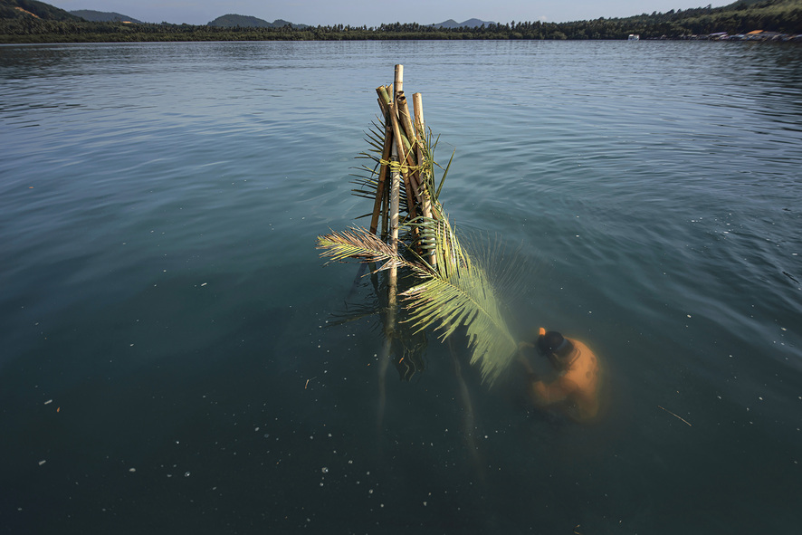 The fish houses project (Sai-Nang) in Tom Thong Yai bay. Sai-Nang are built using bamboo sticks and palm leaves.
The local community started this project 15 ears ago in order to avoid the use of destructive fishing practices in the bay, preserving
its environment. The palm leaves around the bamboo sticks provide a safe place that fish can use as shelter for breeding groung
and consequently increase the fish population in the bay. Since the project has started they use to build 100 to 500 fish houses per year.
Due to the natural decomposition of the bamboo and the palm leaves, the fish houses has to be replaced once a year.
Since the beginning of the project, the fish population (especially tuna, black pomfret, grouper, mackarel) increased noticeably in the bay.