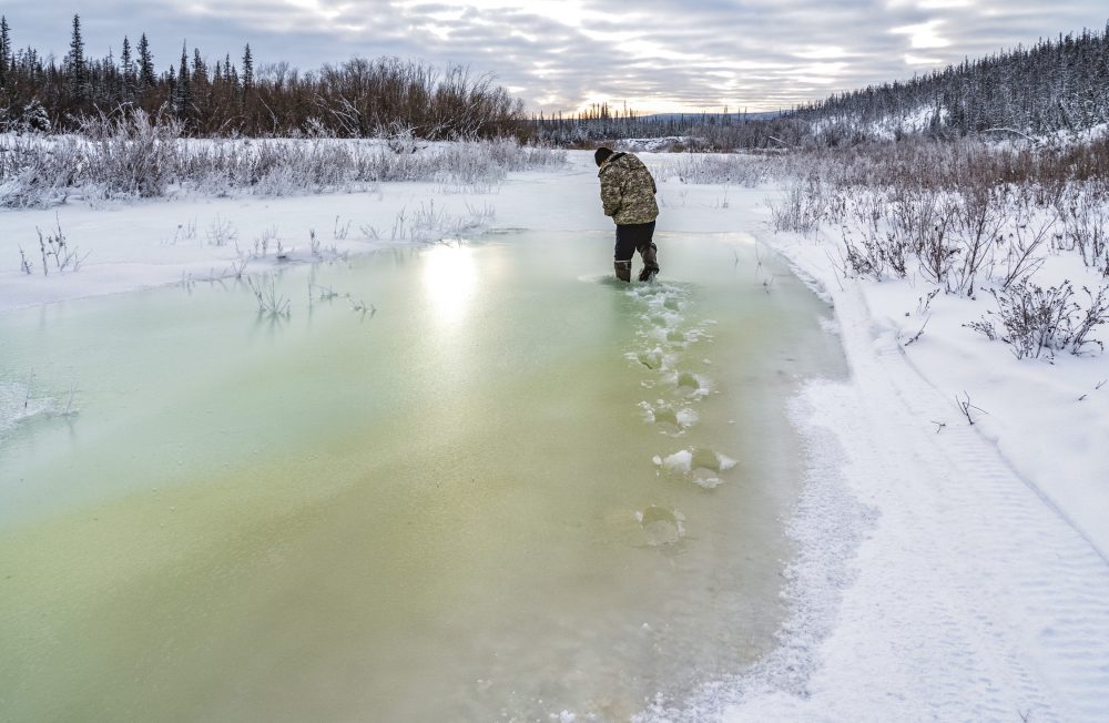 [Syuldyukar, Iakoutie, Russie]
Suite  la rupture des barrages du producteur de diamants Alrosa en aot 2018, des eaux pollues ont coul dans les rivires Irelyakh, Malaya Botuobiya et Vilyui, dpassant de 20 fois la concentration autorise de Ç matires en suspension È. Depuis, certaines espces rares de poisson, comme le tamen, ont presque disparues. Ë Syuldyukar, ce n'est que 3 ans plus tard que le gouvernement a mis en place des installations de traitement de l'eau, mais les habitants trouvent que cette eau est trop strile et n'a Ç aucun got, ni lments bnfiques pour la sant È. L'eau aux abords de Syuldyukar n'a jamais retrouv sa transparence.